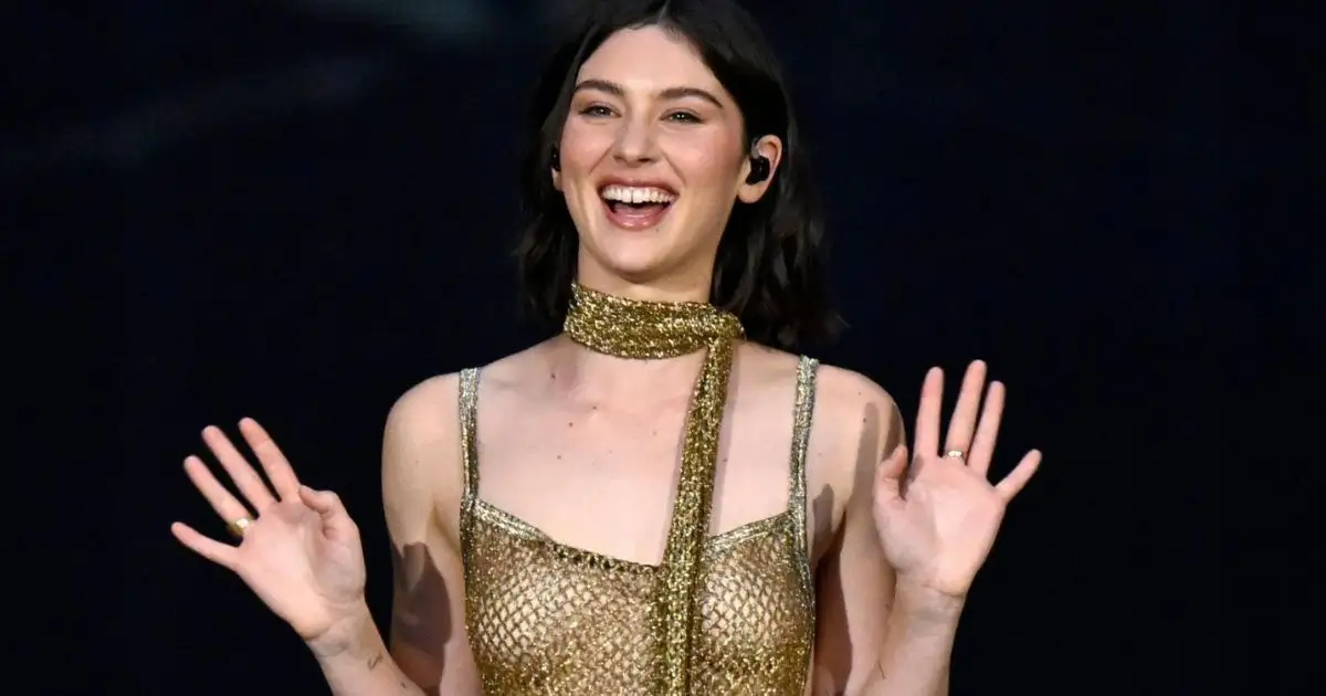 Recreate Gracie Abrams' 3D Bow Manicure for the Ultimate Coquette Christmas